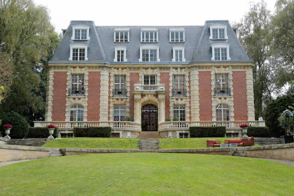 Star Academy 2025 fait son retour et les chiffres tombent la quotidienne de TF1 démarre fort avec 1,59 million de téléspectateurs (16,6%) dans la lignée des saisons précédentes. Plus marquant encore l’émission cartonne sur les jeunes 60% des 15‑24 ans et 53% des 15‑34 ans un record historique. Pendant ce temps Nagui reste leader de l’access avec N’oubliez pas les paroles (près de 3 millions) tandis que Demain nous appartient et Ici tout commence progressent aussi. Bref, TF1 attire la jeunesse France 2 garde la couronne globale.